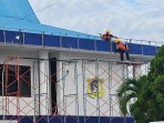 Diduga Abaikan K3, Pekerja Perbaikan Kantor KSOP Dumai Bekerja di Ketinggian Tanpa Body Harness