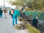 Wakil Walikota Dumai Sugiarto,SH Bersama Camat Dumai Selatan Aldi Lubis,S.Sos,M.IP Peduli Lingkungan Turun Langsung Gotong Royong.