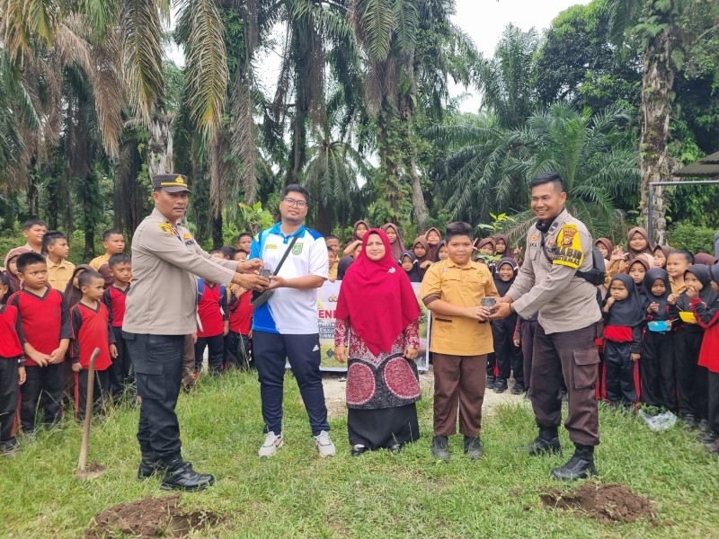 Polsek Medang Kampai Gelar Penanaman Pohon dan Sosialisasi Green Policing di SDN 004 Mundam