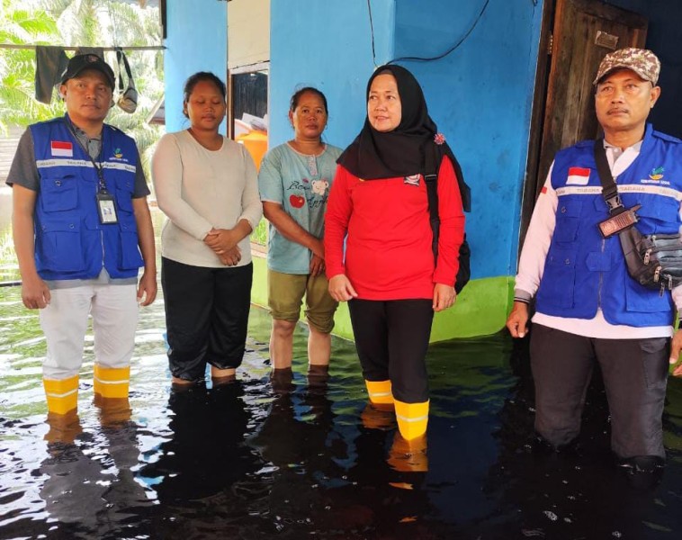 Kepala Dinas Sosial dan Pemberdayaan Masyarakat  DINSOSPM drg.Hermiyati Turun Langsung Melihat Kondisi Masyarakat Terdampak Banjir