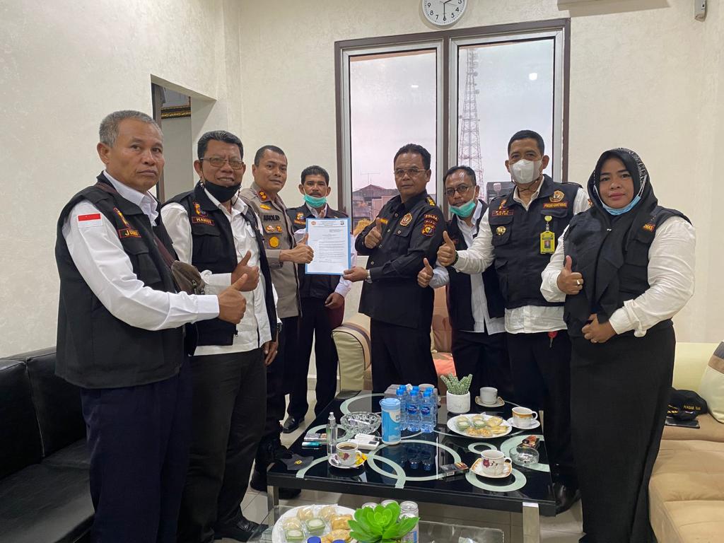 Pokdarkamtibmas Riau Silaturahmi Sekaligus Menyerahkan SK Pokdarkamtibmas Dumai
