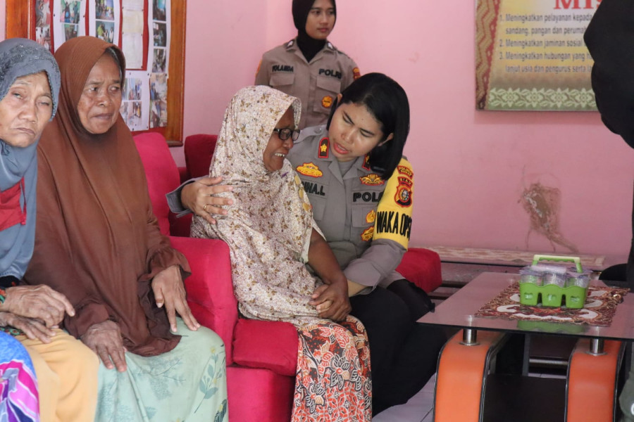 Memperingati Hari Jadi Ke - 75 Polisi Wanita Republik Indonesia Tahun 2023, Polwan Polres Dumai Menggelar Bakti Sosial di Panti Jompo Dhuafa