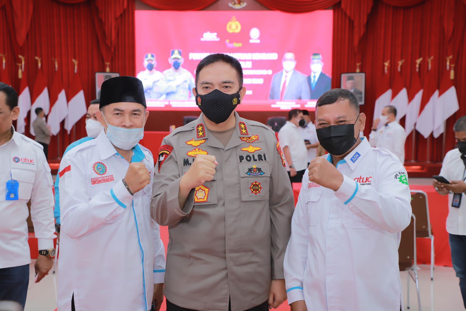 Serahkan Bantuan Kapolri, Kapolda Riau Irjen Moh Iqbal : Ini Perhatian Pak Kapolri Untuk Teman Teman Buruh.