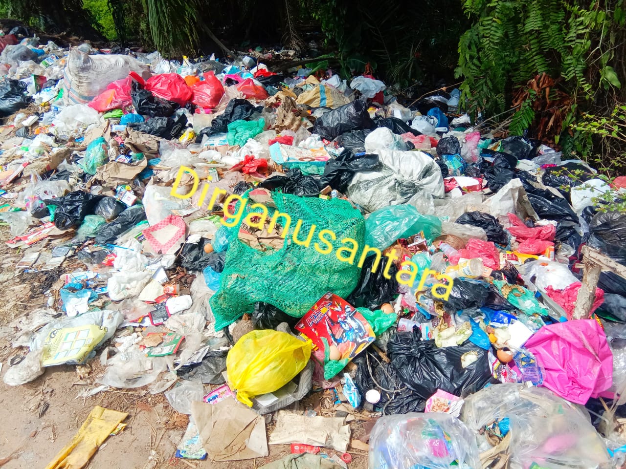 Menumpuknya Sampah  Di Jalan Siliwangi Menimbulkan  Bau