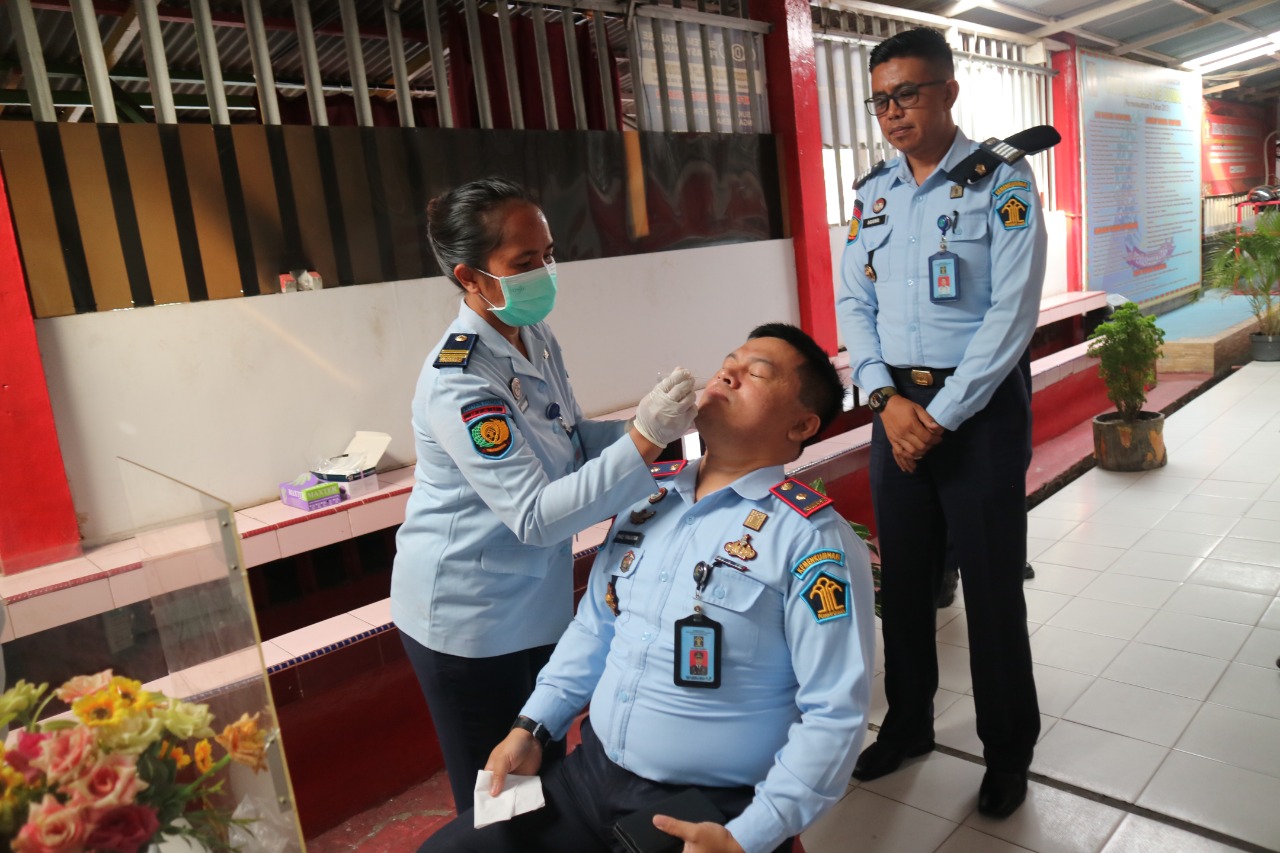 Antisipasi Meningkatkan Penyebaran Covid-19,  Rutan Dumai Laksanakan Tes Swab Bagi Petugas