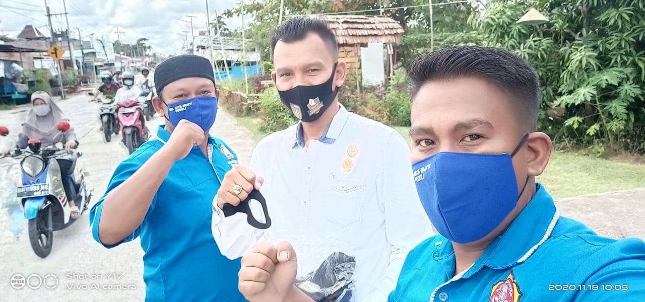 Lurah jaya Mukti zembrizon ,S.sos Dan ketua karang taruna kelurahan jaya Mukti melakukan kegiatan pembagian masker