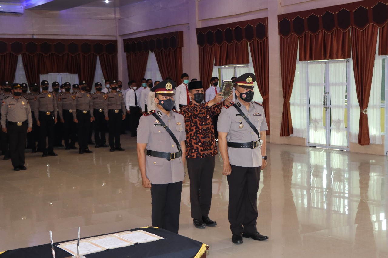 Kapolres Kuansing AKBP Rendra Oktha Dinata,SIK M.Si Pimpin Upacara Serah Terima Jabatan Kapolsek Kuantan Hilir Polres Kuansing. 