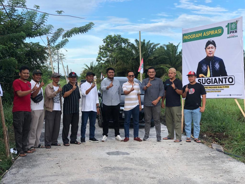 Anggota DPRD Riau Fraksi PKB, Sugianto Tinjau Pengerjaan  Semenisasi di Kelurahan Simpang Tiga
