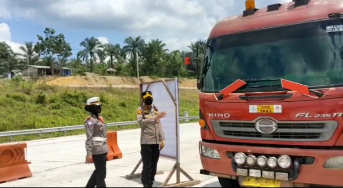 Kepolisian Resor Dumai Melalui Satuan Lalu Lintas Polres Dumai Memberlakukan Penyekatan Pada Pintu Jalan Tol Dumai