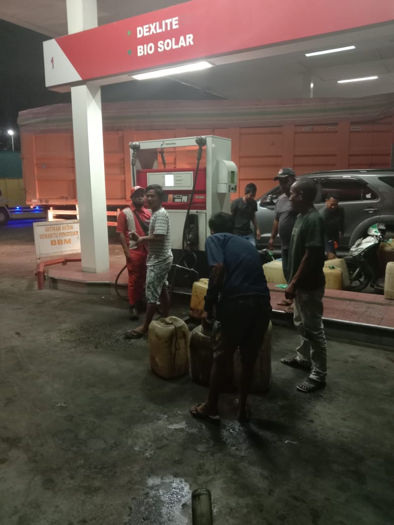 BBM subsidi jenis solar langka. jerigenpun beraksi 