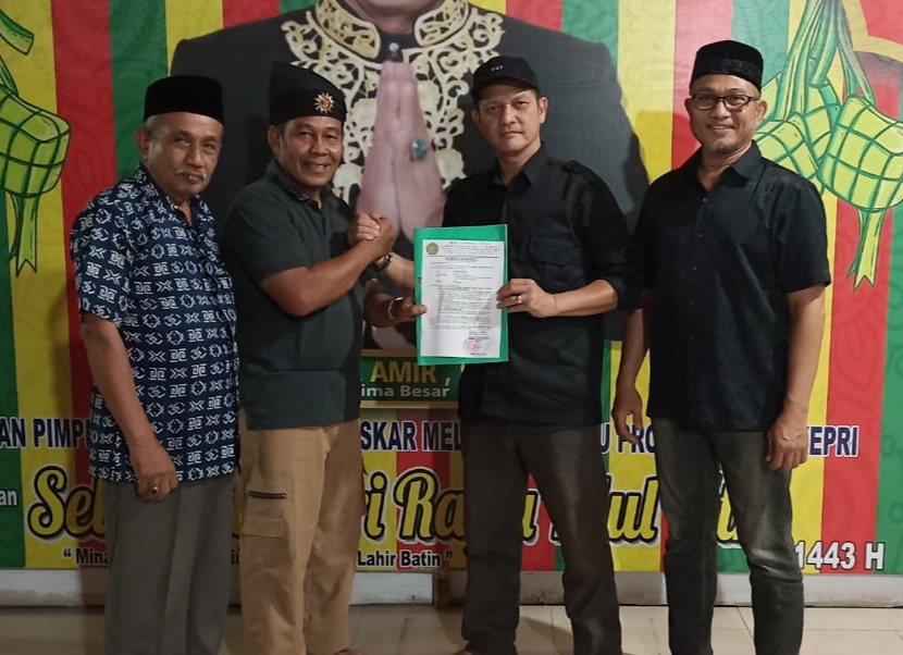 DPP Lembaga Laskar Melayu Bersatu (LLMB) Riau, Datuk Panglima Besar  Ismail Amir Serahkan Mandat Pada M Uzer Sebagai Datuk Panglima Muda DPD LLMB Kota Pekanbaru