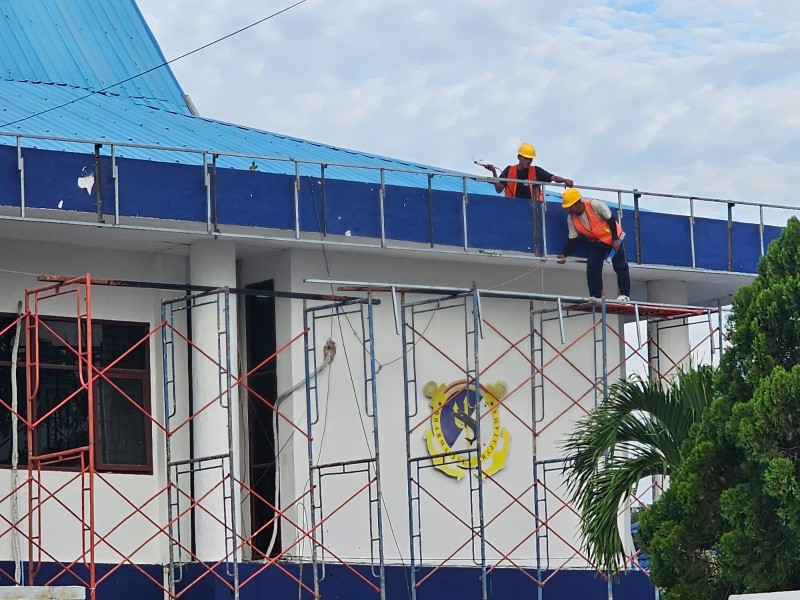 Diduga Abaikan K3, Pekerja Perbaikan Kantor KSOP Dumai Bekerja di Ketinggian Tanpa Body Harness