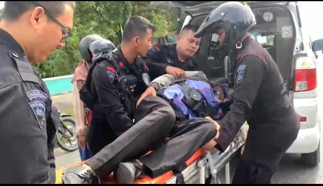 Saraf Terjepit Kambuh, Seorang Warga Terkapar di Pinggir Jalan Dibantu Personel Brimob