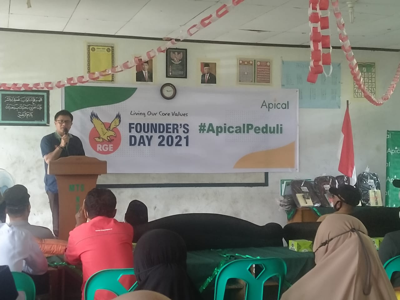 Memperingati RGE Founder’s Day 2021, Apical Group Serahkan 185 Paket Sembako