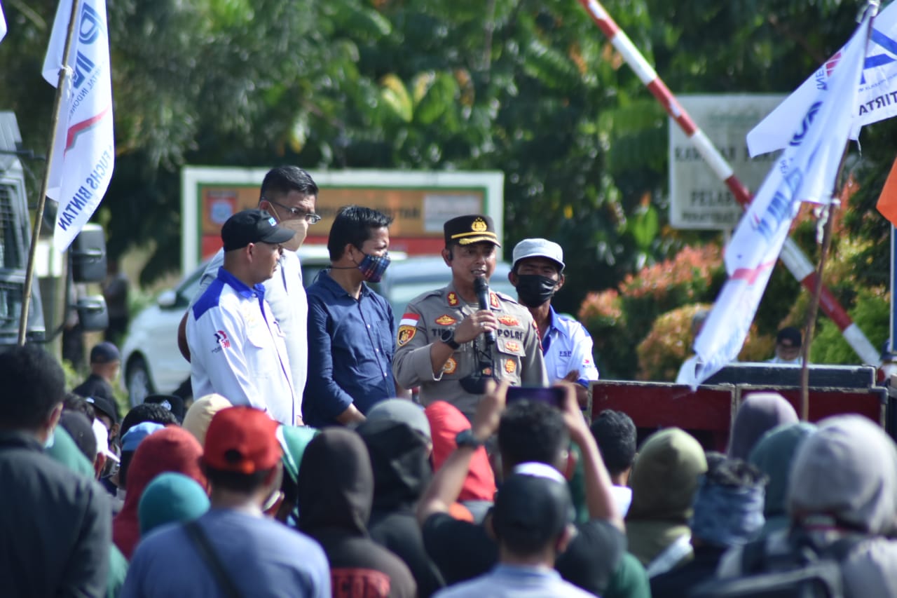 Kapolres Bintan AKBP Tidar Wulung Dahono, S.H., S.I.K., M.H. Pimpin Pengamanan Aksi Unjuk Rasa Buruh di Bintan