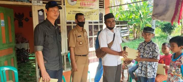 Lurah Bukit Batrem Syafrudin,S.sos,M,si Dan Sekjen Ade Frans Wibowo (IKAPP) Memberikan Bantuan Alat Tulis Buat Anak Sekolah