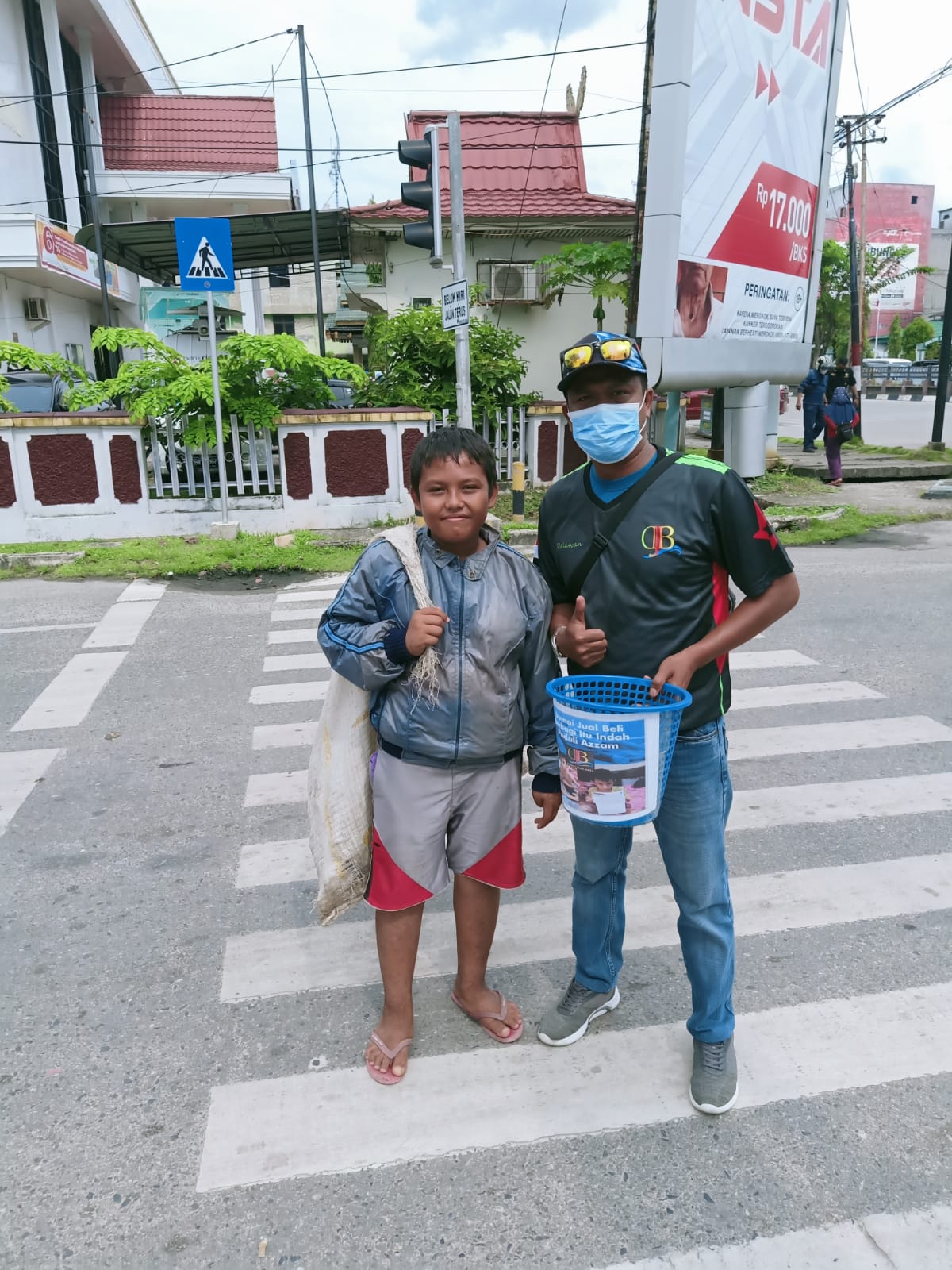 Remaja Pengumpul Barang Bekas Ikut Simpati Dengan Memberikan Uluran Tangan Kepada Team DJB