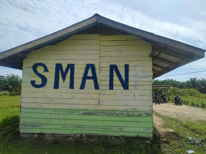 Warga Batu Teritip Bergotong Royong Membangun kelas  Jauh