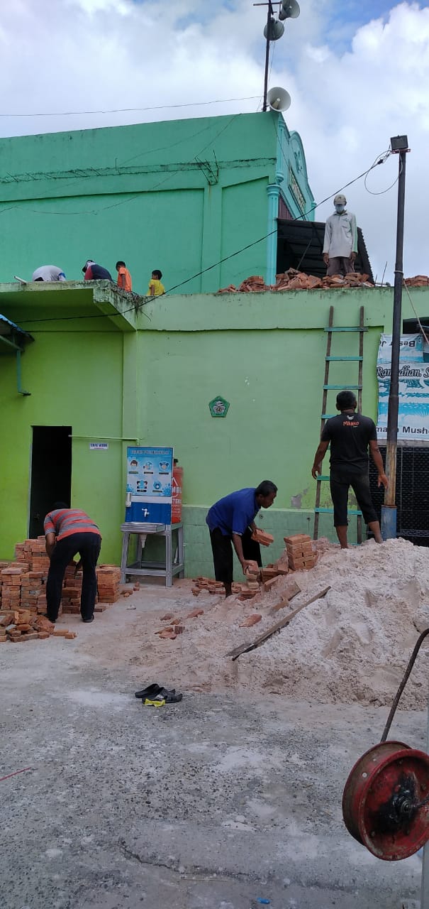 Mushola Al- Huda Melaksanakan Gotong Royong dan Renovasi Mushola