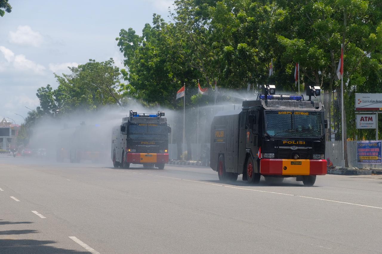Polda Riau Bersama Pemko Kembali Melakukan Penyemprotan Disinfektan Skala Besar Dibeberapa Ruas Jalan Di Kota Pekanbaru