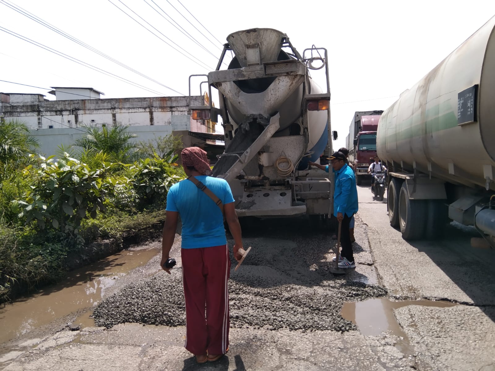 Pengurus Kecamatan Dumai Barat Komite Nasional Pemuda Indonesia Melakukan Kegiatan Pengocoran Jalan Raya