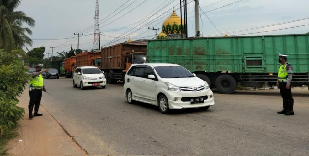 Menghindari Kecelakaan, Satuan Lalulintas Polres Dumai Melakukan Pengaturan Arus lalulintas di Depan SPBU Mundam