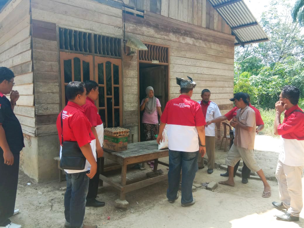 DPD PWRI Riau Bersama DPC PWRI Rohil Beri Bantuan Kepada Warga Kurang Mampu