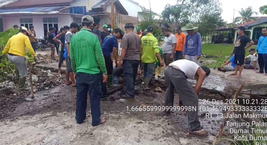 RT 07 dan Ketua LPMK Kelurahan Tanjung Palas dan H Joannas Selaku Tokoh Masyarakat Mengapresiasi Warganya Yang Antusias Dalam Giat Gotong Royong