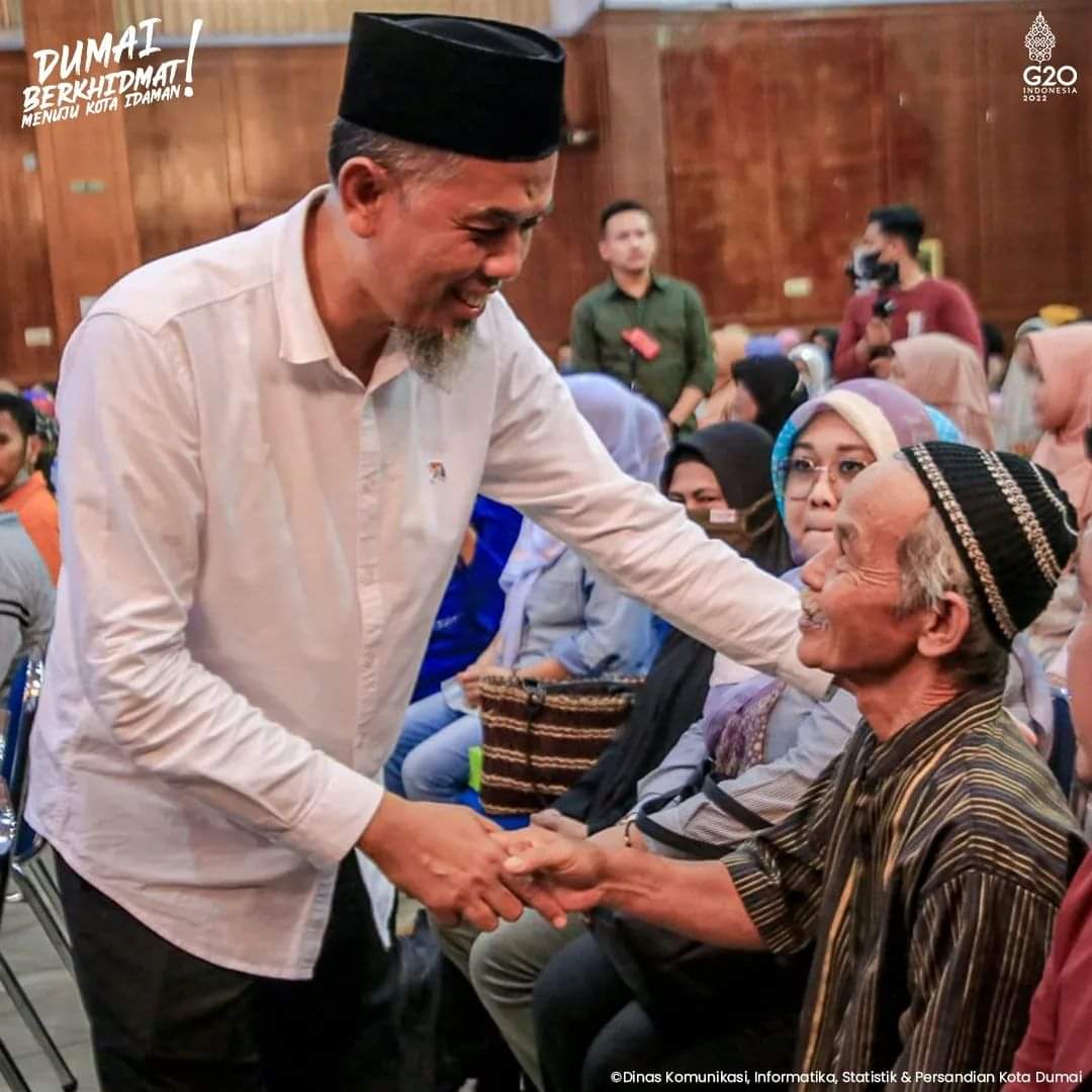 Wali Kota Dumai H. Paisal,Menyerahkan  Bantuan Bagi Pelaku Usaha Mikro (BPUM) Kepada Para Pelaku Usaha Mikro Yang Ada di Kota Dumai