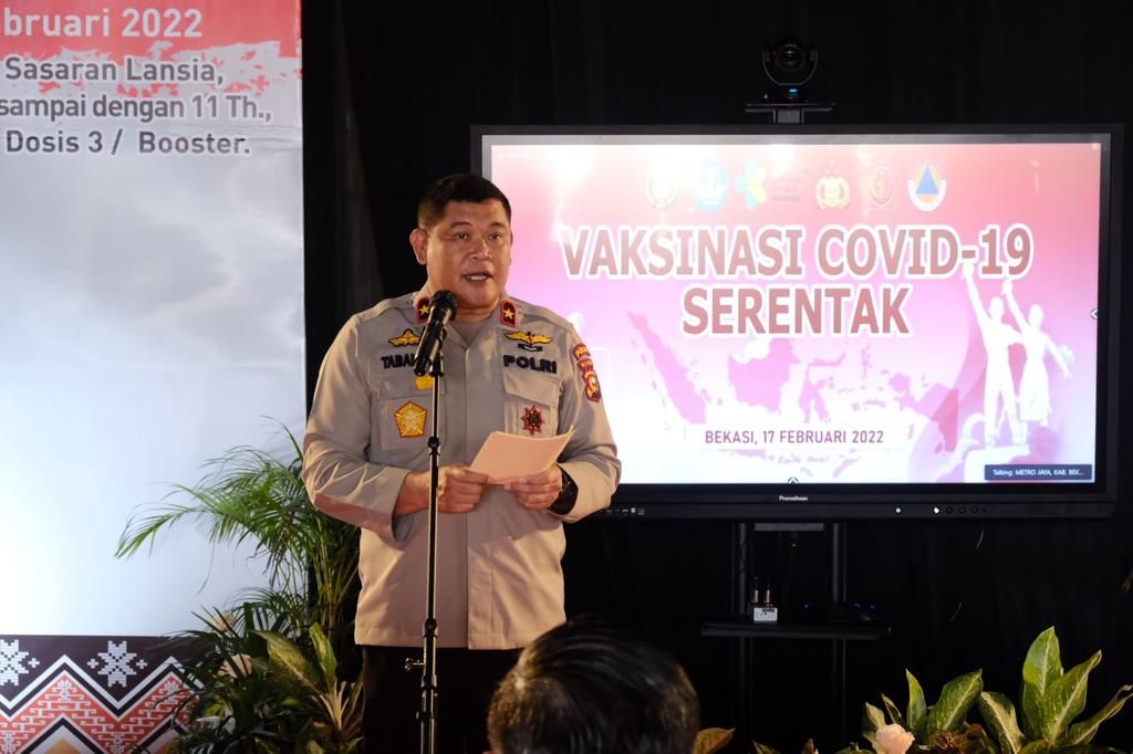 Serentak Dibuka Presiden Jokowi, Wakapolda Riau Pimpin Vaksinasi di Komplek City Walk Pekanbaru.