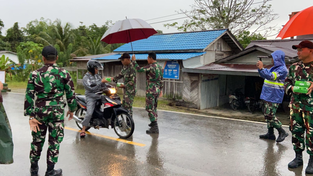 Jalani Ramadhan Di Perbatasan, Satgas Pamtas Yonif 645/Gardatama Yudha Tebar Kebaikan Bagi-Bagi Takjil Kepada Warga