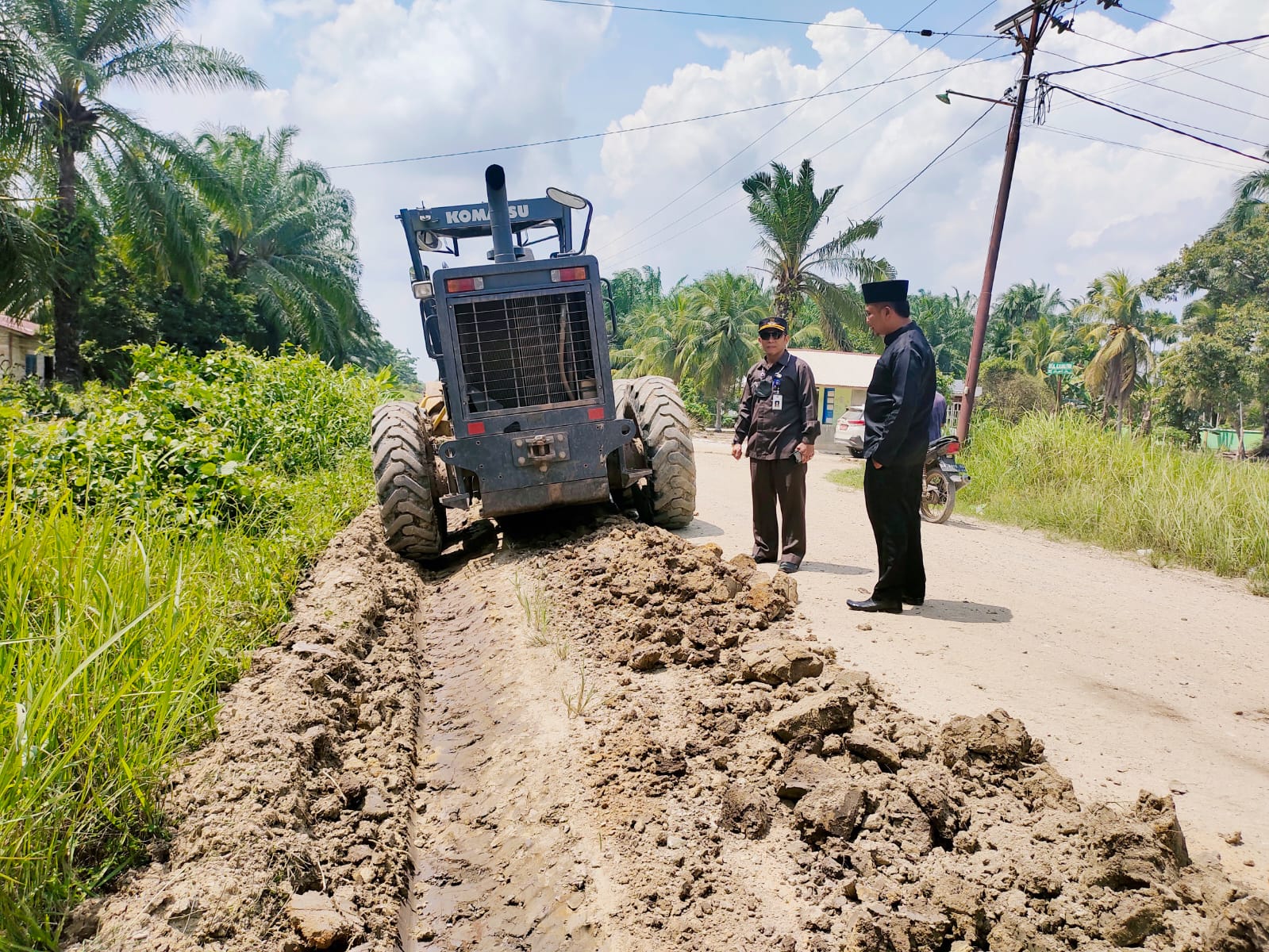 Camat Sungai Sembilan Tinjau Perbaikan Jalan M.Soleh Basilam Baru