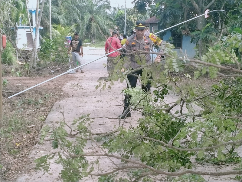 Polsek Sungai Sembilan Menggelar Kegiatan Cooling System Dalam bentuk Gotong Royong