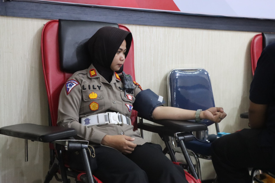 Polres Dumai Menggelar Donor Darah Dalam Rangka Hari Jadi Ke-75 Polisi Wanita (Polwan)