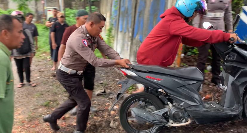 Atas Permintaan Warga Lingkungan  RSDC Yang Terdampak Banjir Ditlantas Polda Riau Jebol Pagar Tembok Pembatas