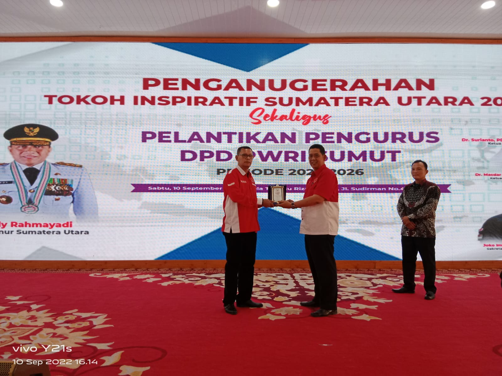 Ketua DPD PWRI Riau Memberikan Cendra Mata Kepada Ketua DPD PWRI Sumut