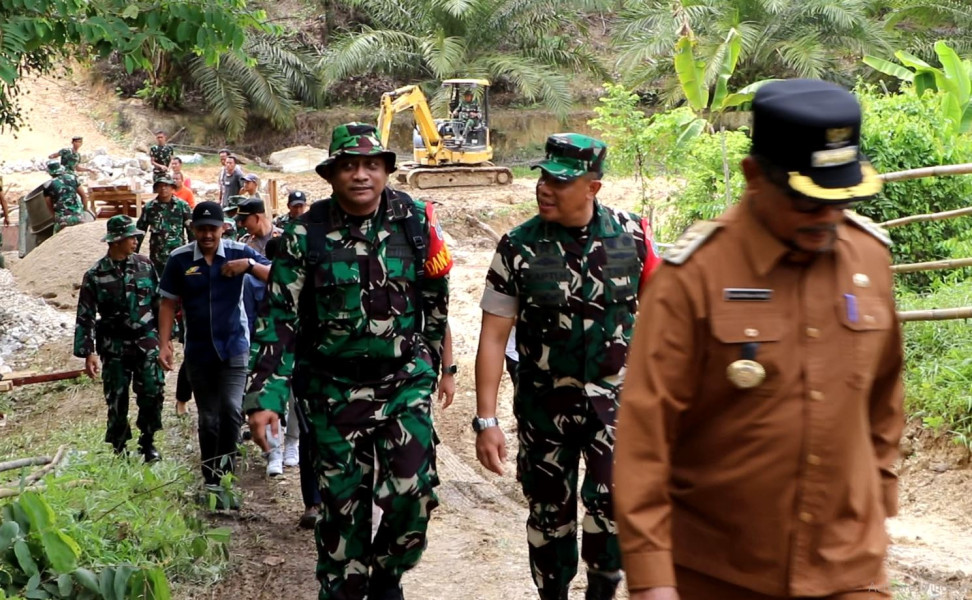 Usai Upacara Pembukaan TMMD Ke-117, Danrem 011/LW Bersama Unsur Forkopimda Tinjau Sasaran