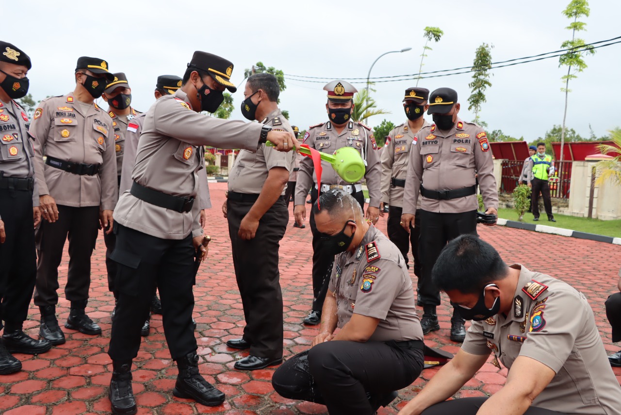 Kapolres Bintan Akbp Tidar Wulung Dahono S.H., S.I.K., M.H. pimpin Upacara Kenaikan Pangkat Personil Polres Bintan