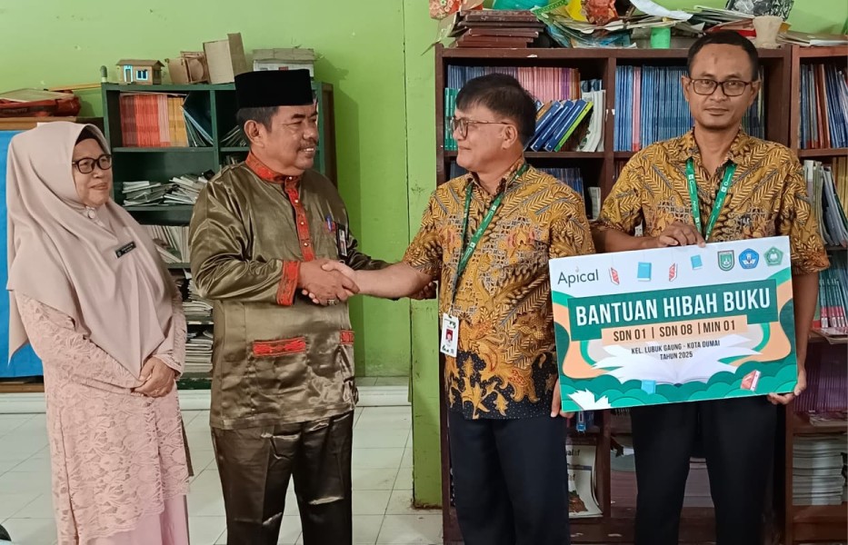Dukung Literasi Anak, APICAL Salurkan Ratusan Buku ke Tiga Sekolah Dasar di Dumai
