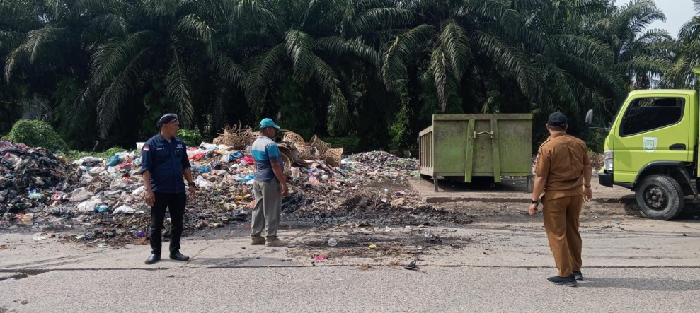 Kepala UPT DLH Eztry Yendra Turun Langsung Kelapangan Bersama Ketua LPMK Arpan Mawardi Harahap Bersihkan Sampah