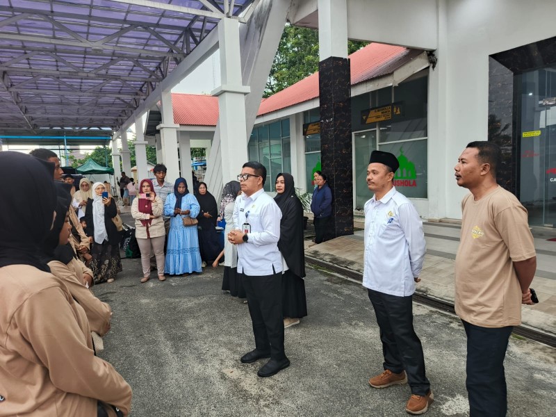 Kadri Rahmadi, S.Pd, M.Pd Kepala Sekolah SMAN 2 Dumai beserta Hermanto Usman, S.Sos Asisten III Pemko Dumai Resmi Melepas Duta Besar Indonesia Ke Malaka.