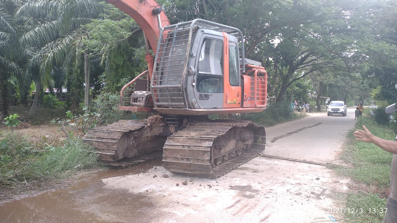 Di Duga Tidak Standar, Alas Roda Rantai (Treck) Excavator Dalam Pekerjaan Normalisasi Drainase.