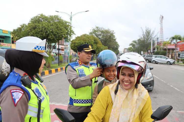 Ajak Masyarakat Tertib Lalulintas, Polres Dumai Membagikan Helm dan Kaos