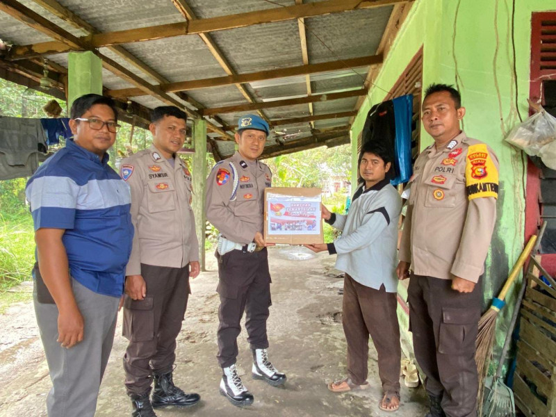 Lagi...!!! Polsek Perhentian Raja Beri Bantuan Pada Masyarakat Yang Mengalami Kenaikan  Harga Bapokting.