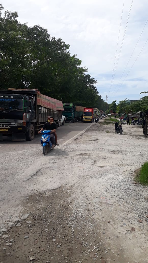 Satu unit mobil CPO menghantam belakang mobil traeler