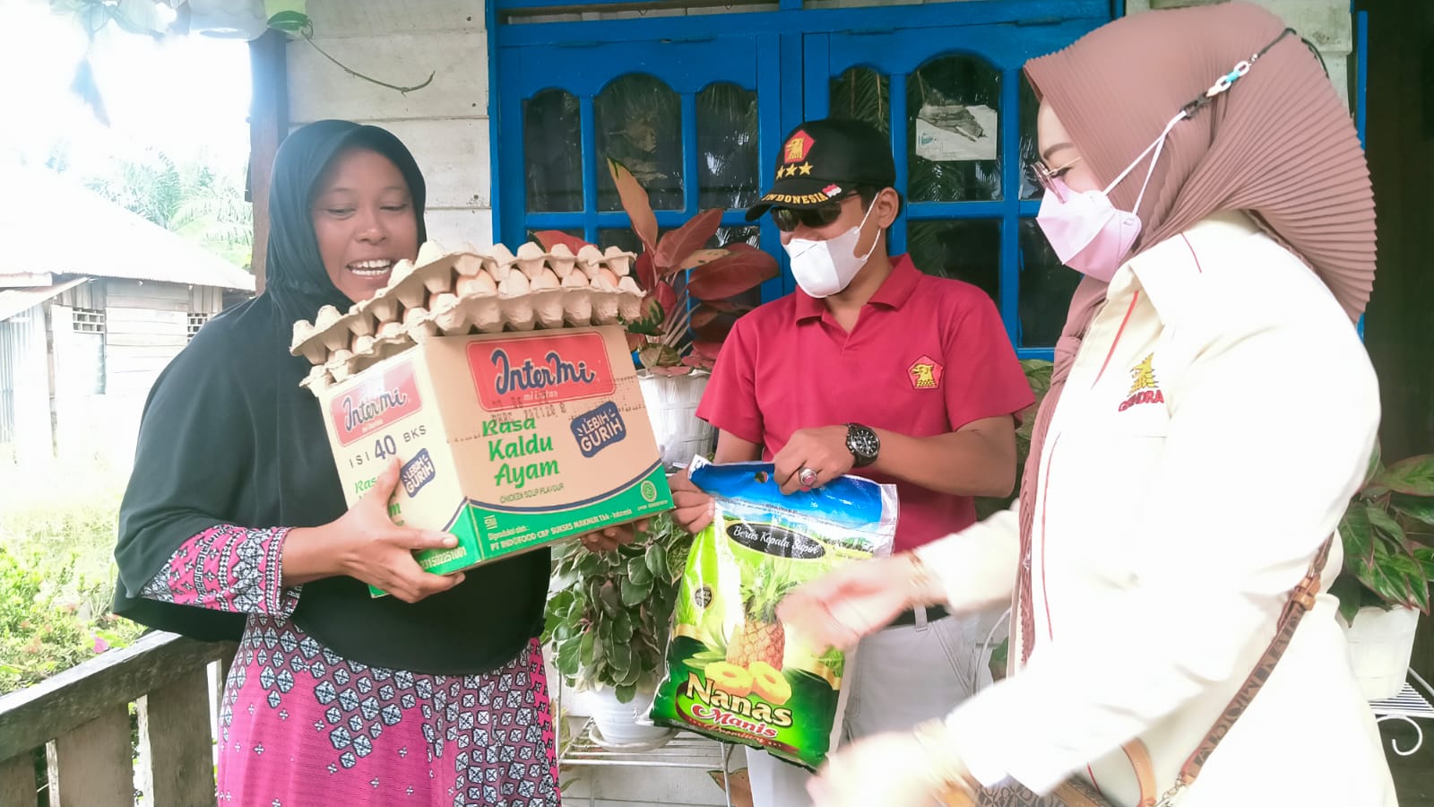 DPC Partai Gerindra Dumai  Bersama Team Medis Puskesmas Turun Langsung Memberikan Pertolongan Kepada Warga Korban Banjir Yang Mulai Diserang Penyakit Kulit