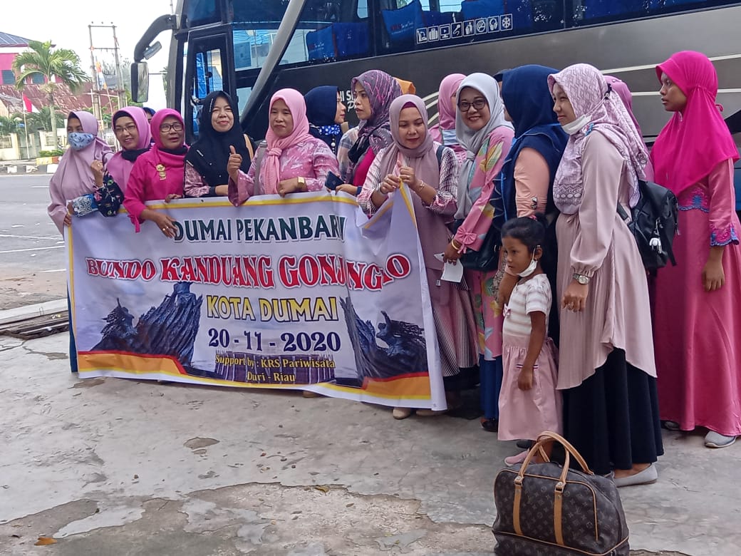 Persatuan Bundo kanduang Gonjong limo kota Dumai tur ke kota pekanbaru