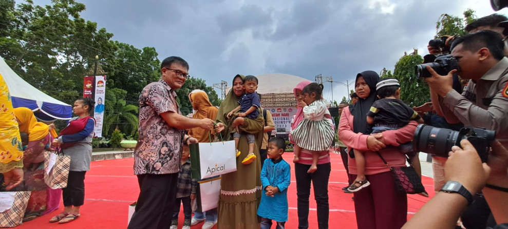 Apical Dumai Menyerahkan Bantuan Kepada Keluarga yang Terkena Stunting