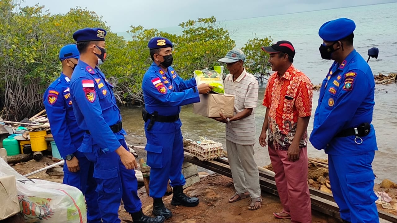 Satpol Air Polres Bintan Sambangi  dan Berikan Bantuan Kepada Warga Korban Bencana Alam