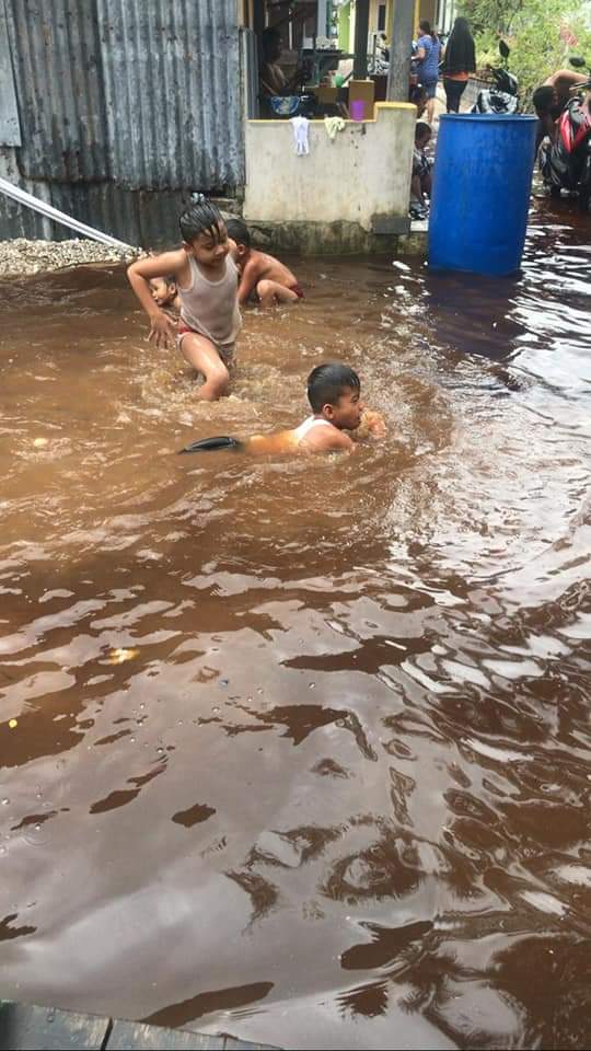 Banjir Belum Surut ,Salah satu warga  leppin mulai mengungsi